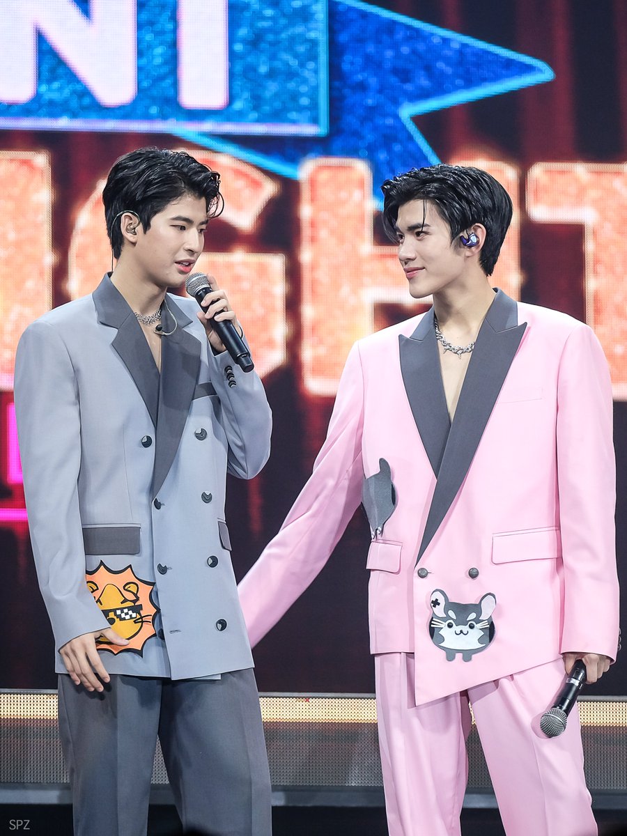 spz_4th's tweet photo. ว่าด้วย #มาร์คโฟร์ท คอนเสิร์ตสองวัน เจ้าเด็กปลอบพี่เค้าทั้งสองวันเลย น่ารักสุด ☺️
สนิทกันมากๆเลยน๊า ถึงเล่นจุ๊บๆกันได้อ่า 
#FourthNattawat #โฟร์ทณัฐวรรธน์ https://t.co/sip3BVTC5A