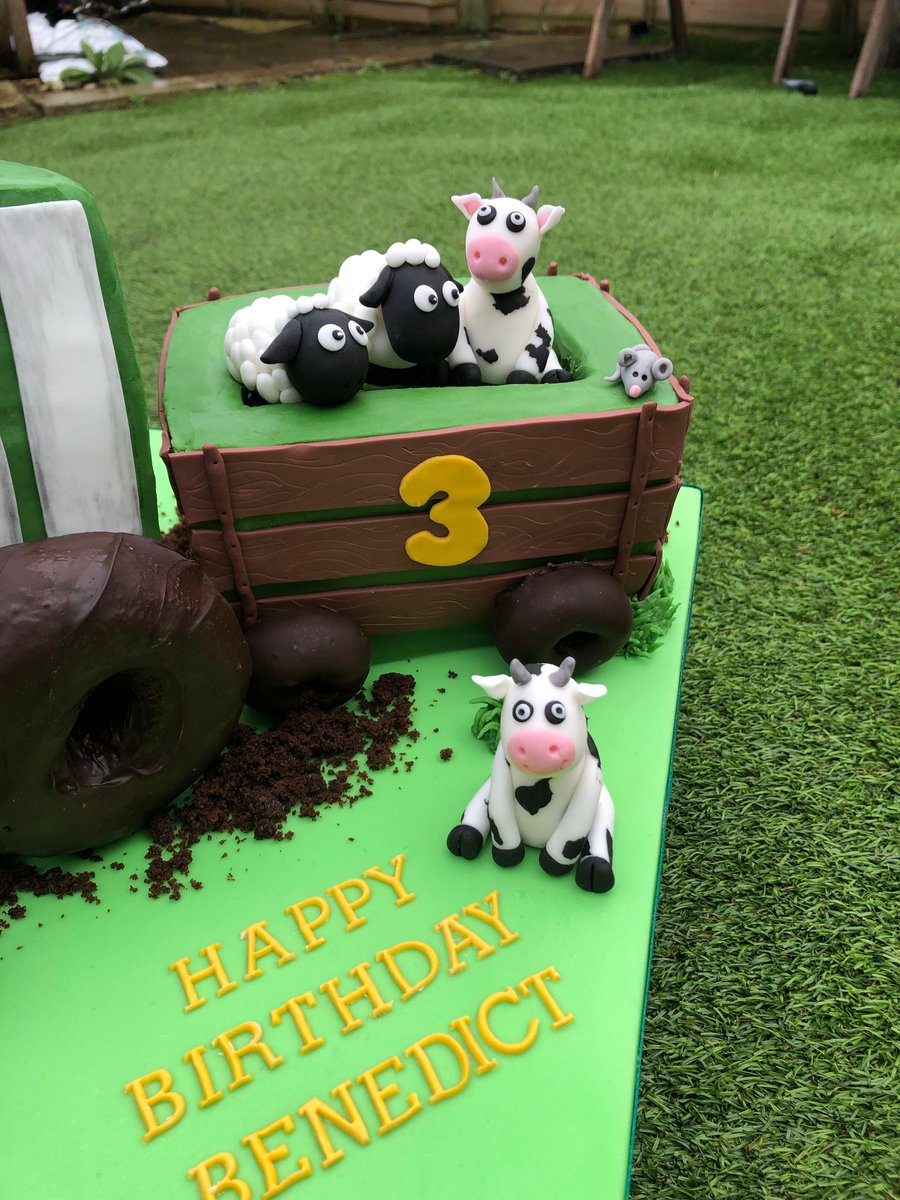 Tractor & trailer….

#sheep #farm #tractors #johndeere #cats #redvelvet #3 #birthdayboy #birthday #cake #cakesforkids #oxford #luluslittleoxfordkitchen