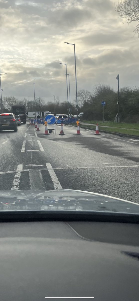 gavin_porter1's tweet photo. @tfbalerts Looks urgent to me…not one person working. Town is a joke for traffic https://t.co/CrUphYbQ9i