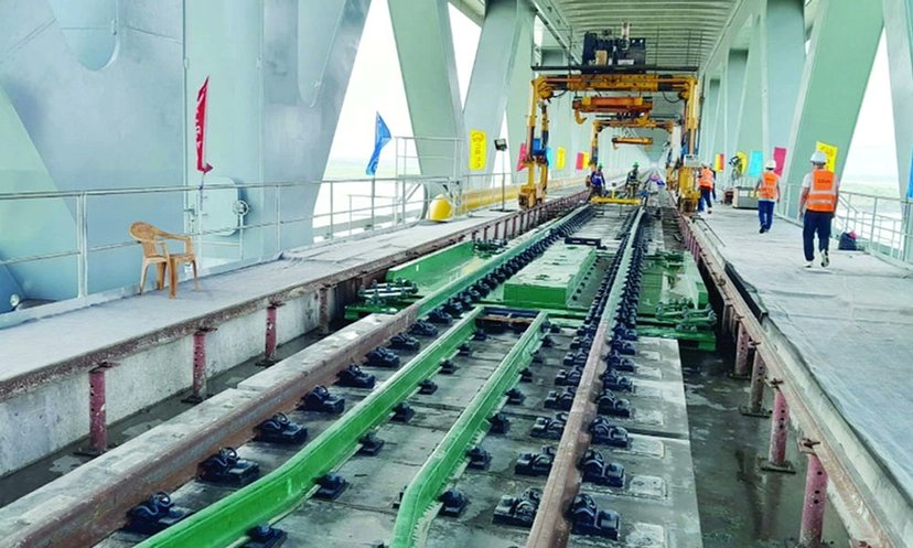 পদ্মা সেতুতে রেললাইন বসানোর কাজ শেষ
