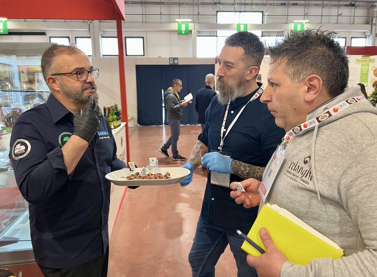 ASTUREXExporta's tweet photo. Todo el sabor de Asturias en @CibusParma con @terneraasturias @agromar_ @ReySilo @quesocasin y @SidraTrabanco de la mano de #Asturex. Nuestros productores están presentando sus productos a 3.000 compradores de 90 países diferentes. #exportarimporta #creceexportando https://t.co/piXn3vTSG3