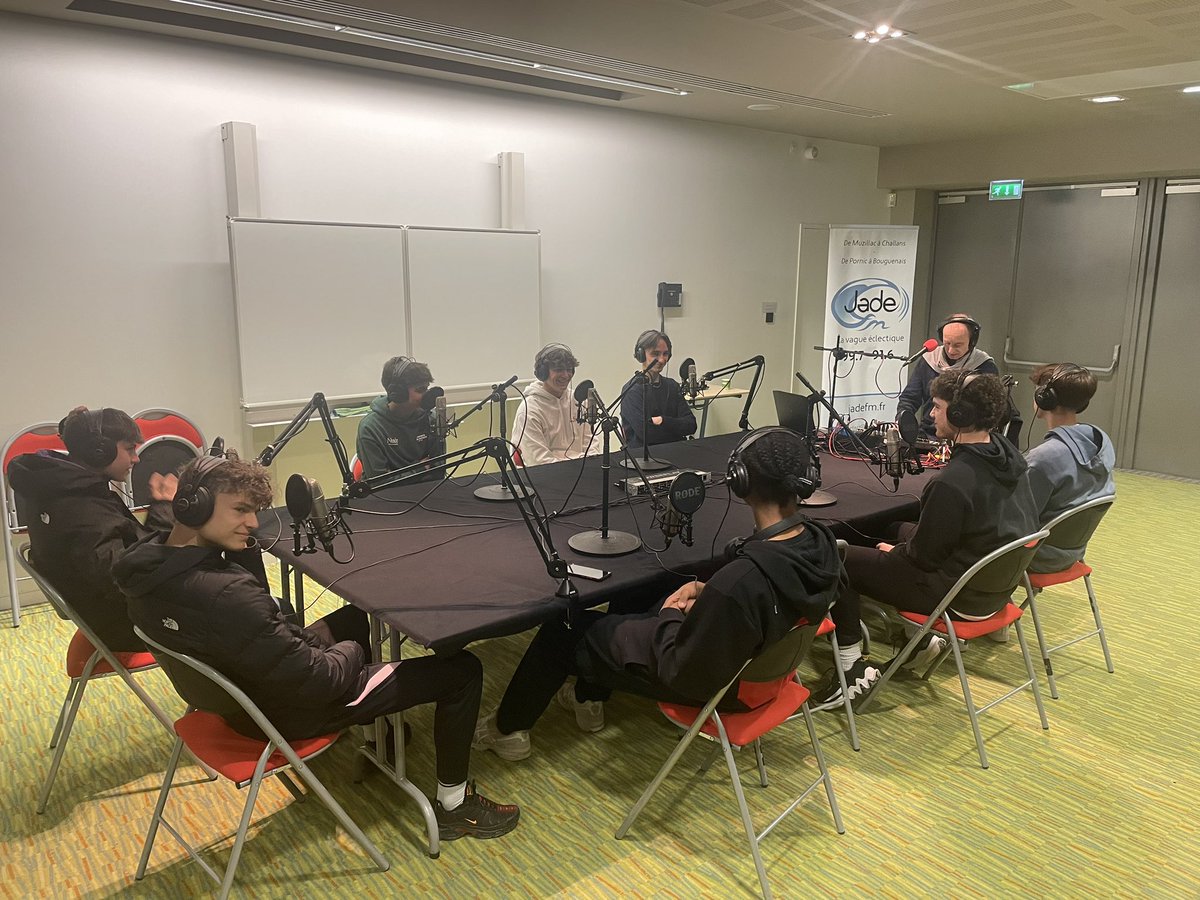 ErasmusVila's tweet image. All students have the opportunity to explain the learnings from this @EUErasmusPlus. A good tool to listen to each other and feel the importance of their own voices 
#ErasmusATope #radioprogramme #bounding
@INS_Vilamajor