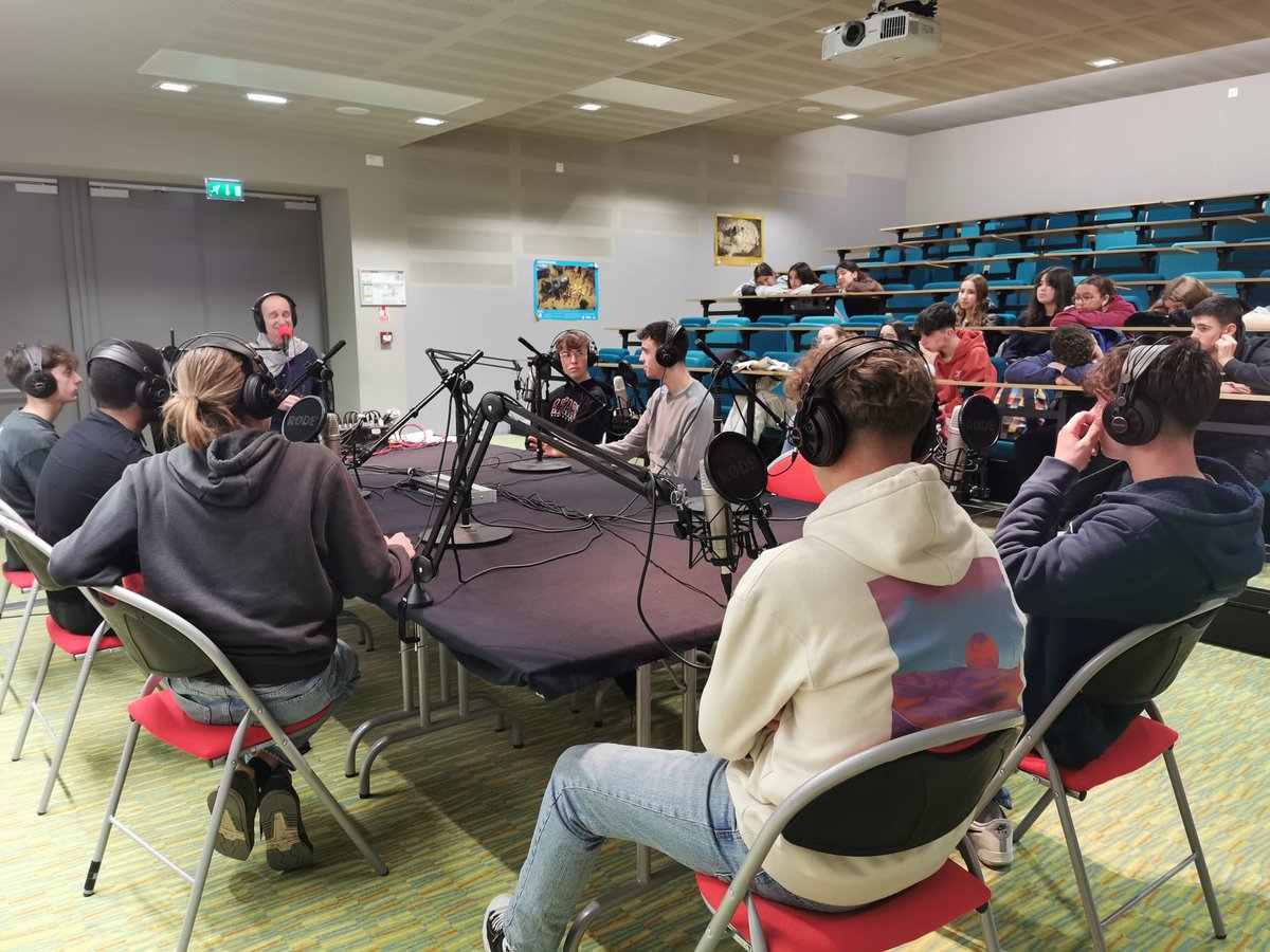 ErasmusVila's tweet image. All students have the opportunity to explain the learnings from this @EUErasmusPlus. A good tool to listen to each other and feel the importance of their own voices 
#ErasmusATope #radioprogramme #bounding
@INS_Vilamajor