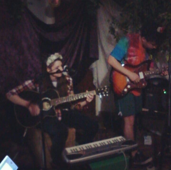 2013 tocando con <a href="/Moraquita/">Mora</a> en no se donde, loopeabamos una base con un octapad alesis y arriba se hacia lo q se podía. Grabamos este ep en mi pieza
morayaziz.bandcamp.com/album/mora-y-a…