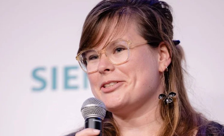 [🔥 Startup]
<a href="/lucile_derly/">Lucile Derly #CES2023</a>, cofondatrice &amp; CEO de <a href="/contactArterya/">Arterya</a>, distinguée par le magazine Forbes ! 
Découvrez l'article @ouestfrance :
👉 ouest-france.fr/normandie/caen…