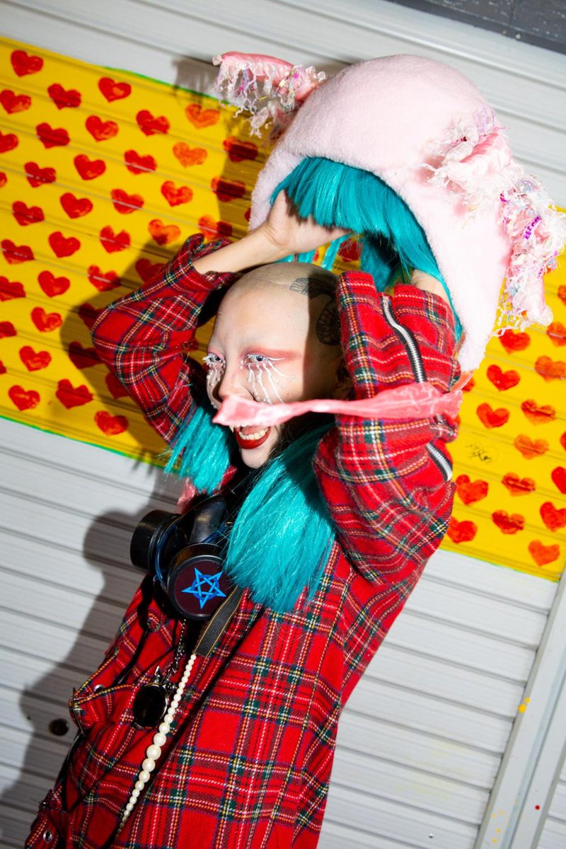 新着】元看護師、最狂パンクアイドルで刺繍家の「カオス・ゾルディック