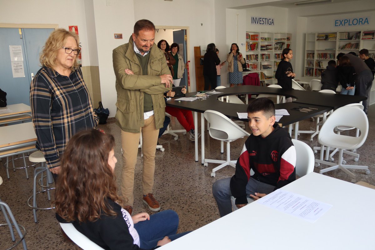 AjuntSilla's tweet photo. 🏫El CEIP Sant Roc de Silla inaugura la primera Classe del futur de Silla 
El col·legi públic de Sant Roque ha inaugurat la primera ‘Classe del futur’ de Silla. Una aula en la qual els joves estudiants aprenen al mateix temps que juguen.
https://t.co/Jr2jDMfTt0 https://t.co/6bykkeKjl6