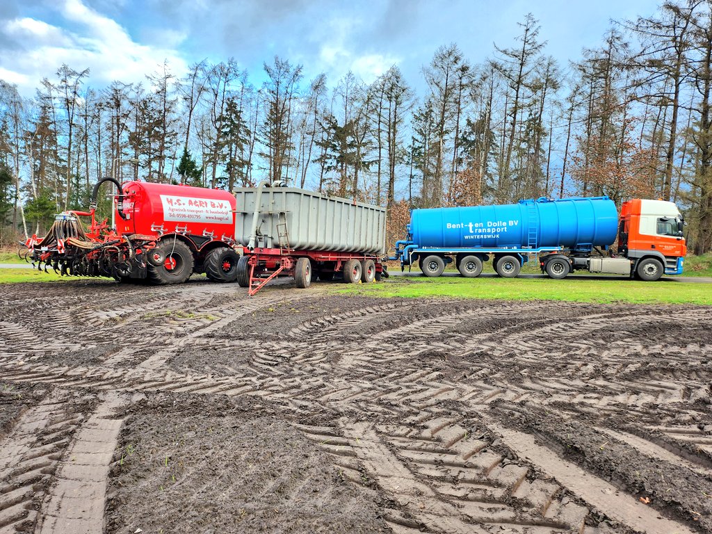 Vandaag dan eindelijk de eerste mest op het land. Gelukkig hebben we nog een veestapel in Nederland, van alleen lucht kunnen onze gewassen niet groeien. #akker