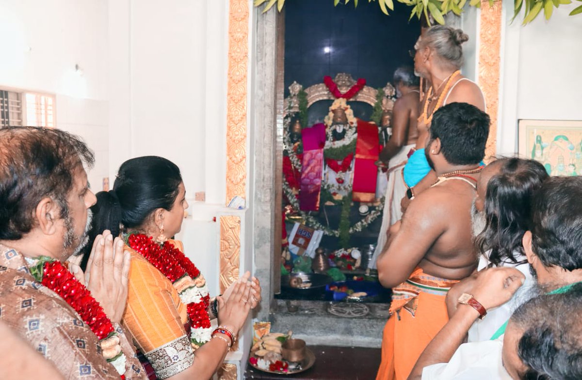 RojaSelvamaniRK's tweet photo. కోదండ రామయ్య సేవలో... 

పుత్తూరు కోదండ రామస్వామి ఆలయంలో శ్రీరామనవమి మహోత్సవ పురస్కరించుకొని రాములవారికి పట్టు వస్త్రాల సమర్పణ...!! 

#SriRamaNavami 🚩 https://t.co/lx0tZQJLL0