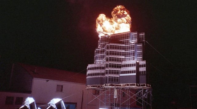 VHSRevival's tweet photo. Die Hard (1988)

A brilliant behind the scenes shot of a blazing miniature model of the fictional Nakatomi Plaza

Talk about old school movie magic!

#movies #DieHard #80s #80smovies #JohnMcClane #BruceWillis https://t.co/yHzaUxIjLP