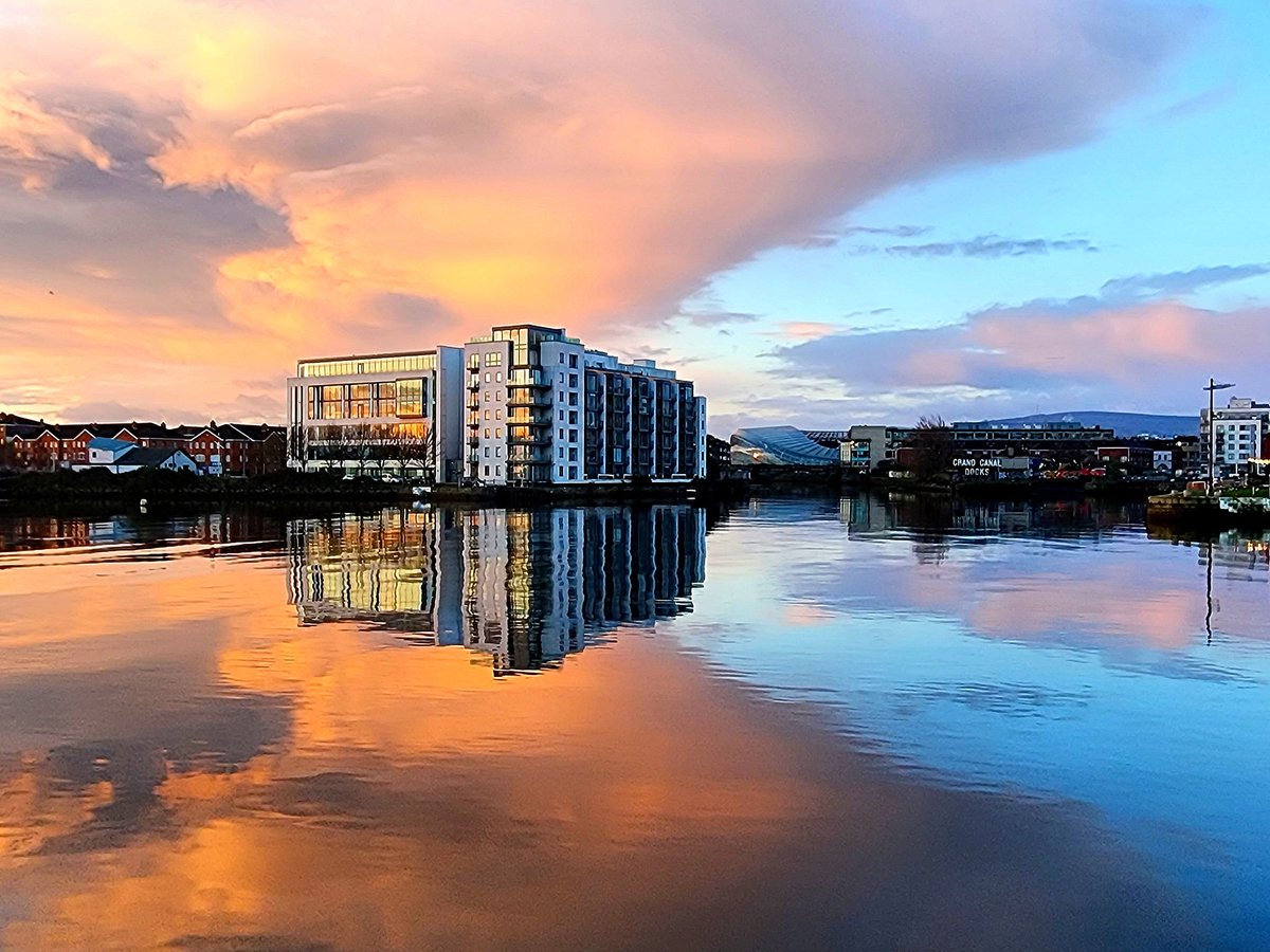 griz1's tweet image. Back with #6for6 run, now @I_B_I_A @IPBIS with @WillStewNeuro &amp;amp; @drtinamaster! Early morning run around @VisitDublin! @LovinDublin @DiscoverIreland #sunrise #IBIA23 #IPBIS23 #BIAM23 @NNSFunRun @Go team #UCLABIRCBrainSPORT @BIRC_at_UCLA @UCLABrainSPORT @mackpurp @paul_krogstad