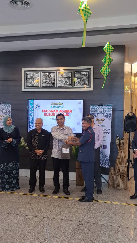 Hadir ke Program Penyerahan Bubur Lambuk sempena Program Semarak Ihya’ Ramadhan KPKT tahun 2023 yang disampaikan oleh YB Timbalan Menteri Pembangunan Kerajaan Tempatan. Ribuan terima kasih diucapkan kepada <a href="/kpkt_gov/">KPKT</a> atas ingatan dan usaha penganjuran program ini
@bombaJBPM