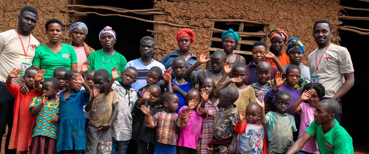childrenscare1's tweet photo. This group of people is called orphanage they are all orphans my dear friends who have seen this photo, I am asking for sponsorship from all of my friends instergram I gave them books 📚 but they are laking some needs like mattresses 🛌 pens 🖊, pencils ✏ and some little money https://t.co/GiNijdLvjk