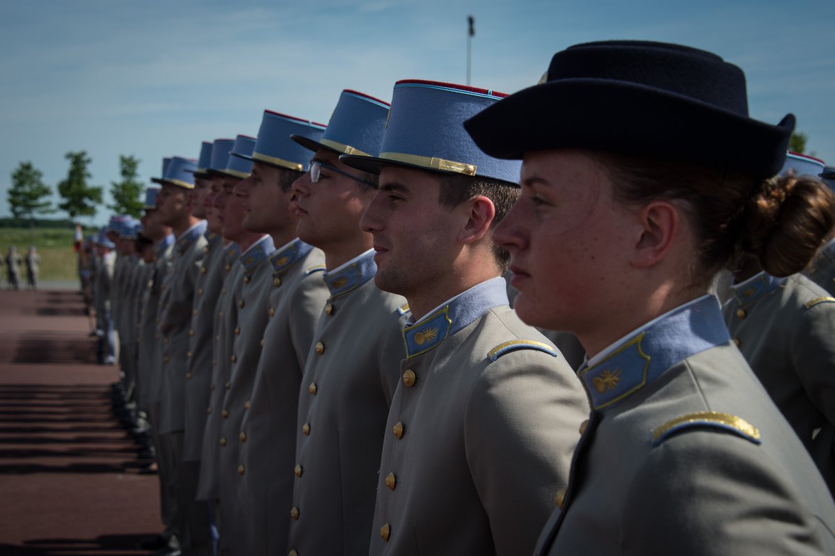 CEMAT_FR's tweet photo. À l’école nationale des sous-officiers d’active @ENSOAOfficiel où se forment les jeunes sergents de l’@armeedeterre. C’est ici, que votre chemin de chef commence, c’est dans ce creuset de Saint-Maixent que vous forgerez votre style de commandement. Soyez fier de servir la France. https://t.co/nwbEhSgZ2r