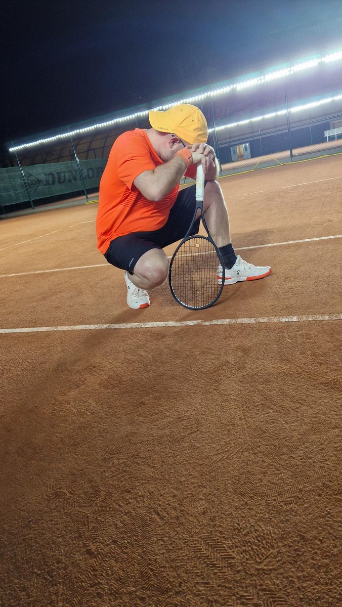 marclandre's tweet photo. Beaucoup ont remarqué mes saillantes sneakers #TheRoger, designées par @rogerfederer himself, pour la marque @on_running. Hier, j'ai reçu la version sportive, les tennis #TheRogerCourt pour le jeu sur terre battue. Quel pied, C le cas de le dire, de jouer avec... YES!!! #tennis https://t.co/Im2K7hTKhU