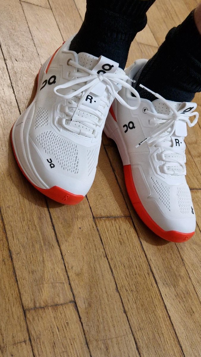 marclandre's tweet photo. Beaucoup ont remarqué mes saillantes sneakers #TheRoger, designées par @rogerfederer himself, pour la marque @on_running. Hier, j'ai reçu la version sportive, les tennis #TheRogerCourt pour le jeu sur terre battue. Quel pied, C le cas de le dire, de jouer avec... YES!!! #tennis https://t.co/Im2K7hTKhU