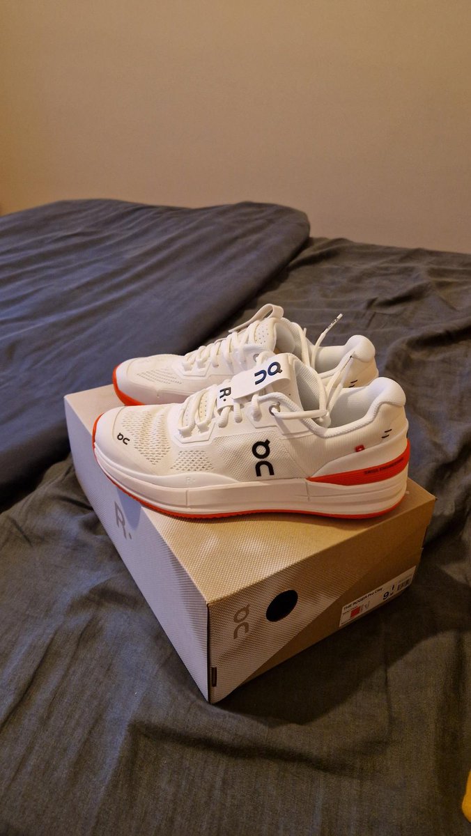 marclandre's tweet photo. Beaucoup ont remarqué mes saillantes sneakers #TheRoger, designées par @rogerfederer himself, pour la marque @on_running. Hier, j'ai reçu la version sportive, les tennis #TheRogerCourt pour le jeu sur terre battue. Quel pied, C le cas de le dire, de jouer avec... YES!!! #tennis https://t.co/Im2K7hTKhU