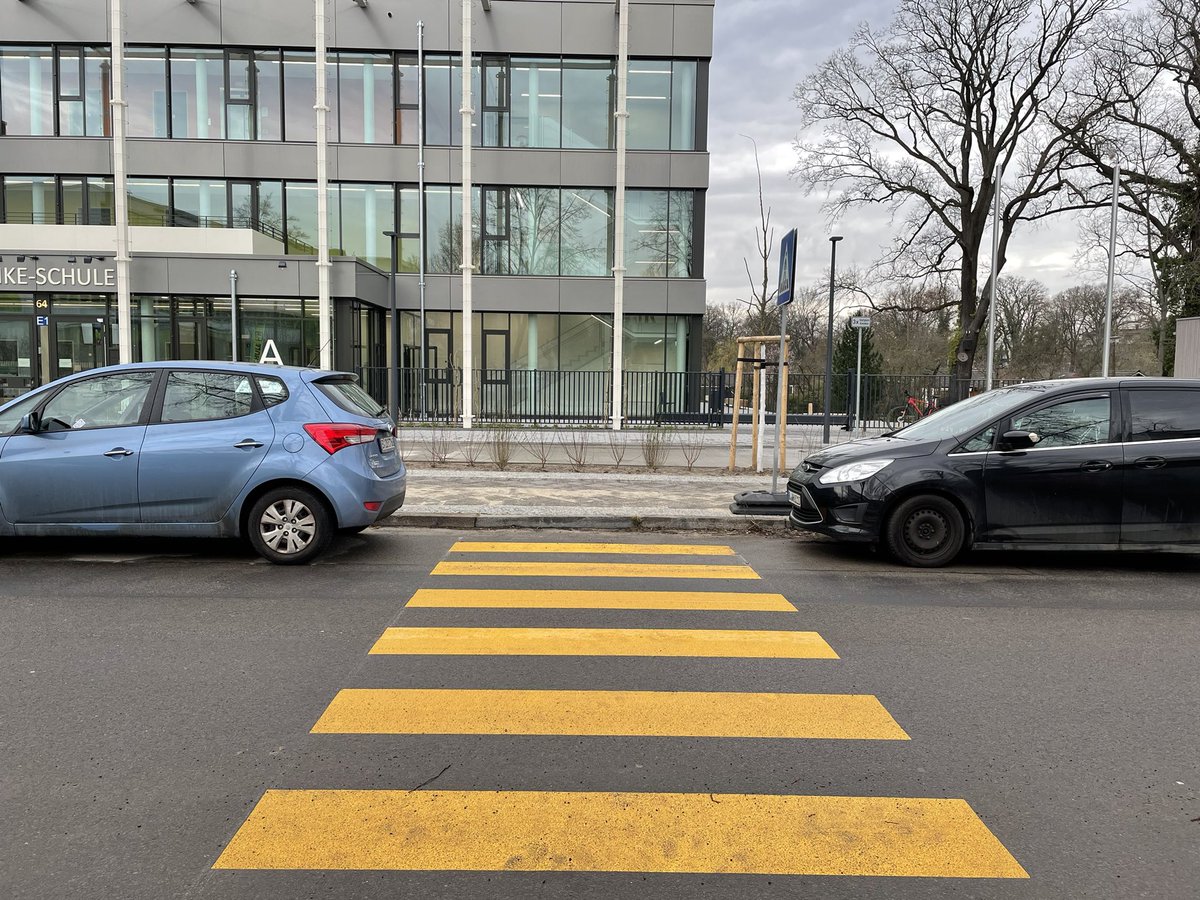 BikerPankow's tweet photo. Temporäre Baustellen-#Zebrastreifen sind wichtig, damit #Fußgänger vor allem im Baustellenverkehr mit großen Fahrzeugen rechtzeitig gesehen werden und die Straße sicher überqueren können. #FindeDenFehler #Pankow #Galenusstraße https://t.co/YuPmKSmj0Z