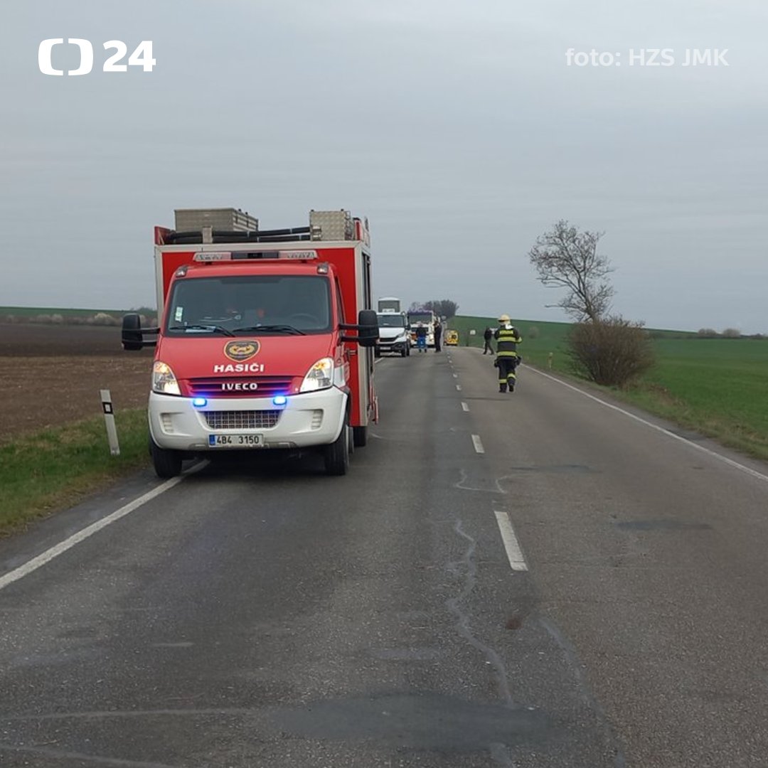 UdalostiBrno's tweet photo. 🔴 Vážná nehoda uzavřela silnici 380 u Sokolnic na Brněnsku.
Střetlo se tam osobní auto s nákladním autem. Zasahují všechny jednotky IZS, na místo letěl i vrtulník. #doprava #nehody #Sokolnice https://t.co/Q1KYojbJim