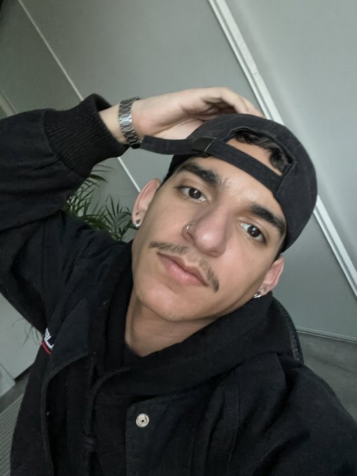 Watch Online Lover's leaked NSFW photo on TwXstars