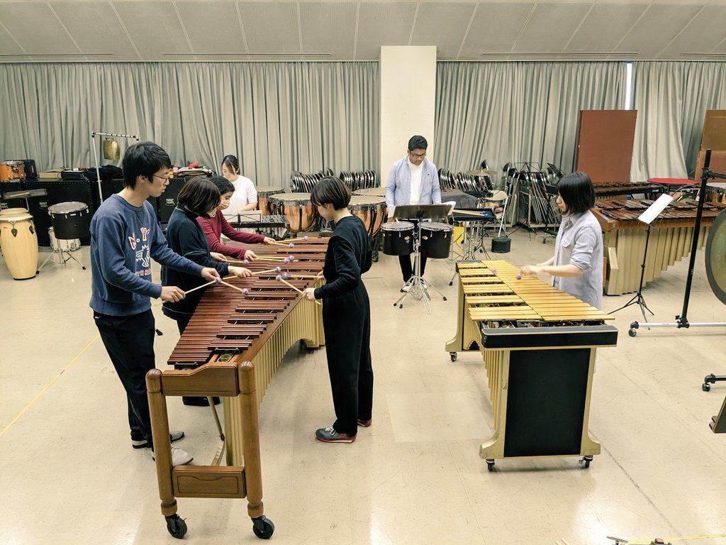 bbpinformation's tweet photo. こんにちは☀️
今回ご紹介するのは「Shared Space」の練習風景です!📸
シンプルな楽器編成ですが、マリンバとヴィブラフォンを複数人でシェアして演奏するところが魅力です。Ivan Trevinoの作風もよく感じられる人気の作品ですので、明日会場で聴いていただきたいです!😊
#BBP6 https://t.co/uTUXKf0ZQE