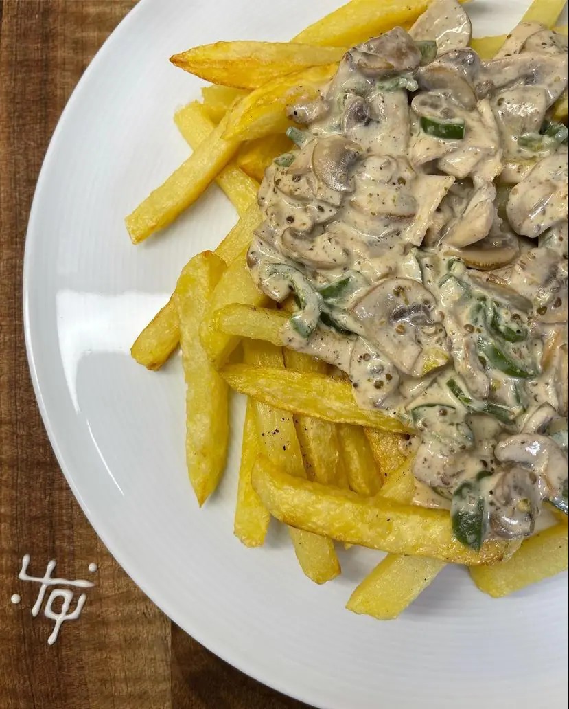 مگه چیزی خوشمزه تر از سیب زمینی با سس قارچ داریم؟🤤