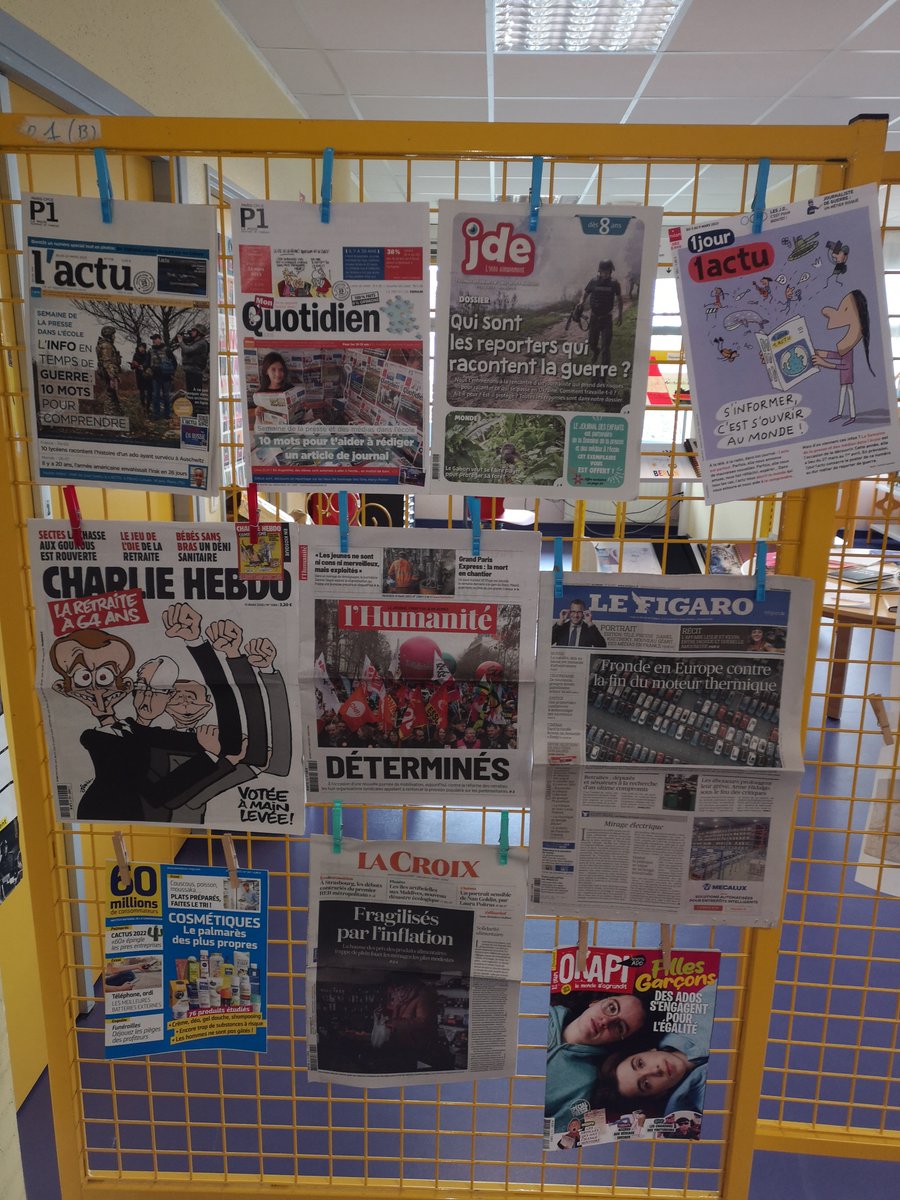 EmileCdi's tweet photo. #SPME2023 @CollegeChartier : kiosque à journaux, travaux d'élèves sur les "Une" écrites à partir des dépêches de l'AFP par les 5e et dessins de presse  des 4e avec l'aide de Kurt sont à retrouver toute la semaine et plus encore au CDI. https://t.co/FJ0lGzFfXo
