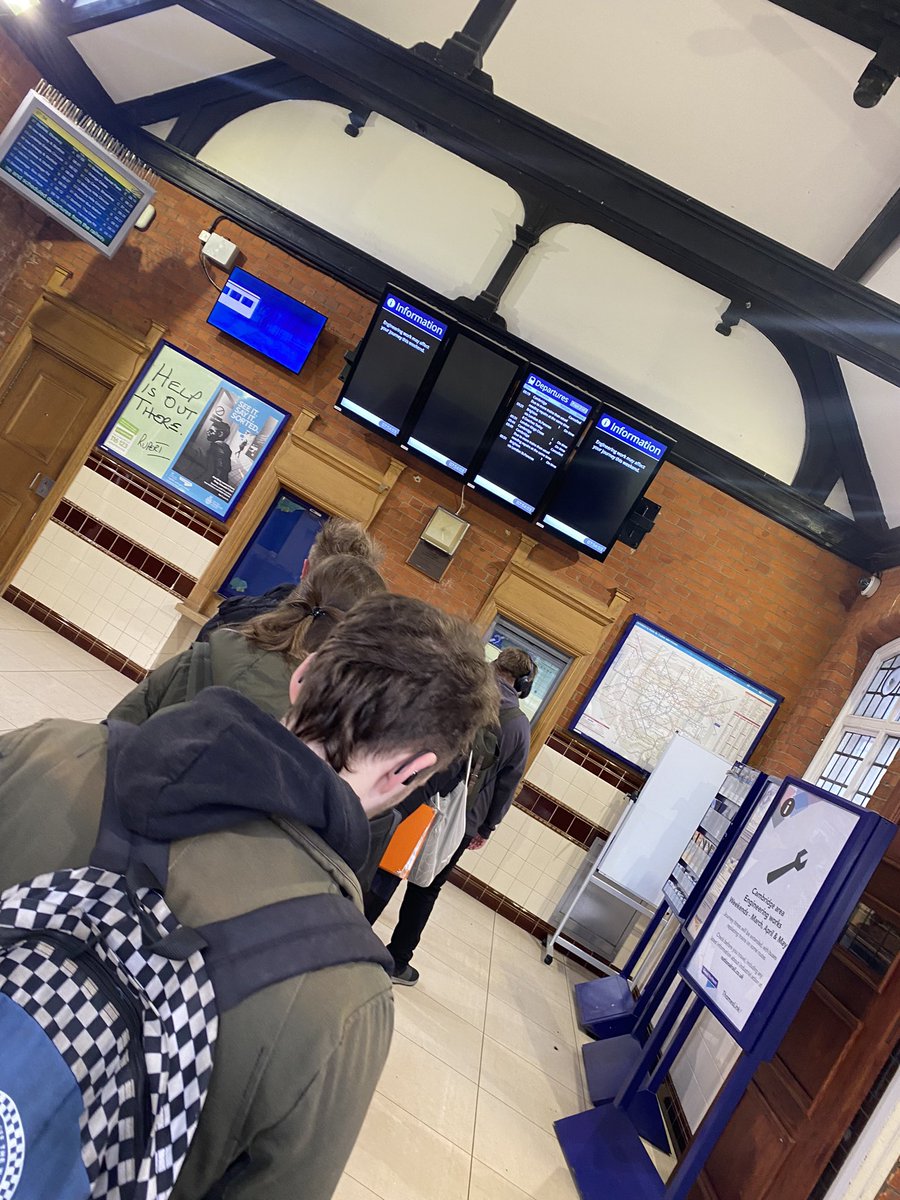 RachelMyers7's tweet photo. @TLRailUK . Letchworth station. All 3 ticket machines broken. No staff- only one booth open. This is the queue!! https://t.co/qTGZmkWIKd