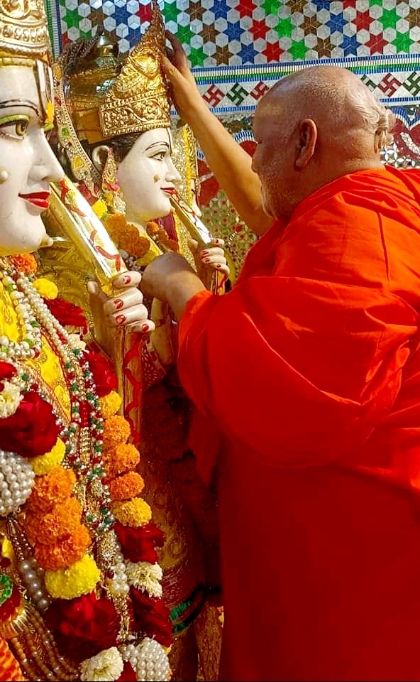 आज श्रीरामनवमी के महापर्व पर पूज्यपाद जगद्गुरुजी श्रीतुलसीपीठ कांच मंदिर में श्री चित्रकूट बिहारी बिहारीणी जू को प्रणाम करते हुए।

आप सभी देशवासियों को श्रीरामजन्म महोत्सव की मगंलमयी बधाई। #रामनवमी२०२३