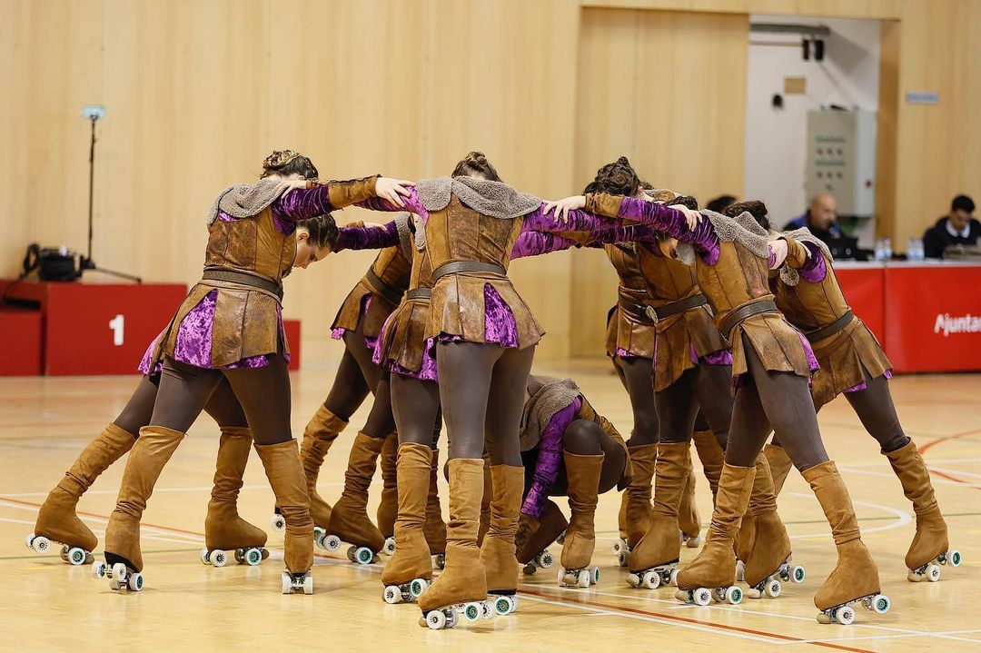 OnaMalgrat's tweet photo. ▶️ L'equip de xou júnior del CEMPA, al Campionat d'Espanya

Les patinadores malgratenques sortiran a pista en onzè lloc aquest divendres a la tarda a Alcoi

+ info 👇
https://t.co/ezs19qxUe4 https://t.co/Q3Nel6Emsb