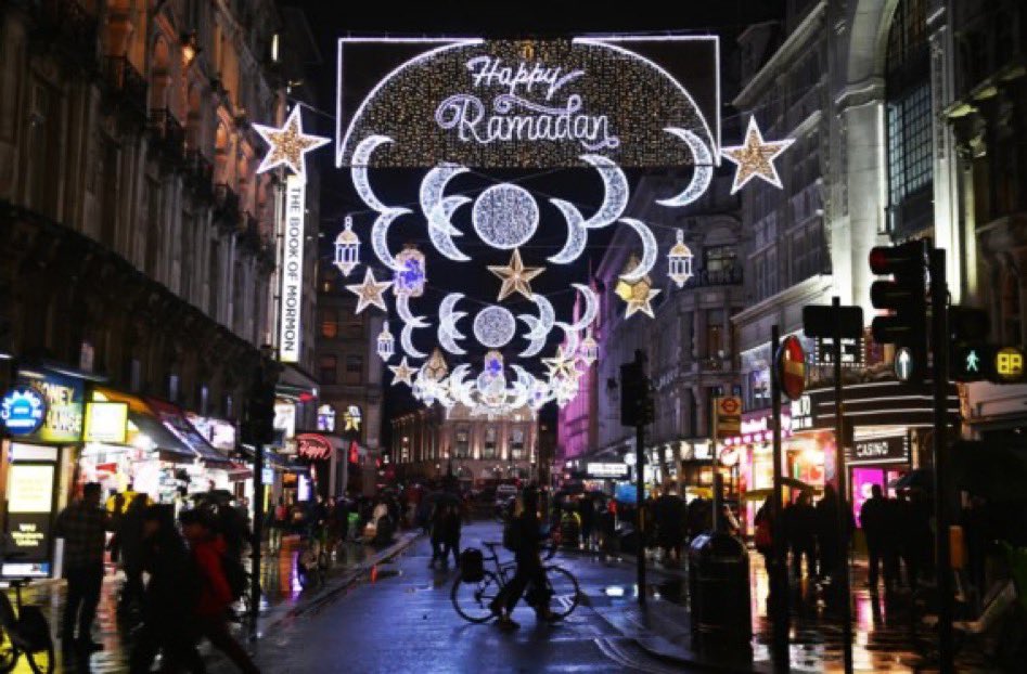 FDW_VB's tweet photo. In #Brussel hangt nu #Ramadan verlichting in de straten… De #omvolking volgens het boekje: ons volk wordt vervangen door een ander volk en samen met het verdwijnende volk wordt ook de cultuur, manier van leven, tradities en identiteit vervangen… https://t.co/jMbsvIYpTG https://t.co/L3uM7HXJg5