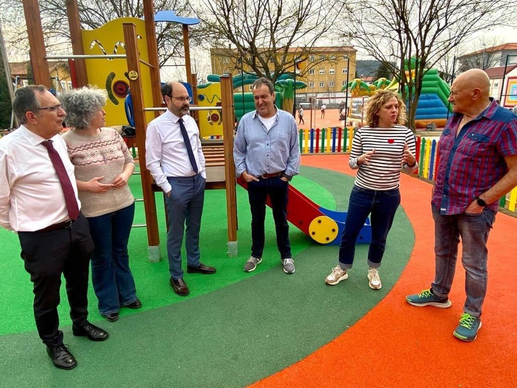 PSOETorrelavega's tweet photo. Cumplimos con #Campuzano.
Inauguramos un #parqueinfantil 🛝 y #biosaludable que servirá como punto de encuentro y reunión de l@s vecin@s.
@JoseLuisUrraca indica que el principal objetivo de #ParquesyJardines ha sido llevar a toda la ciudad espacios para disfrutar en familia https://t.co/TO71PT2H8m