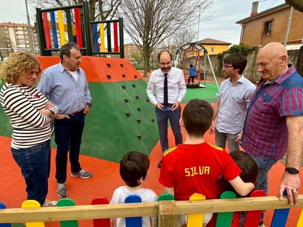 PSOETorrelavega's tweet photo. Cumplimos con #Campuzano.
Inauguramos un #parqueinfantil 🛝 y #biosaludable que servirá como punto de encuentro y reunión de l@s vecin@s.
@JoseLuisUrraca indica que el principal objetivo de #ParquesyJardines ha sido llevar a toda la ciudad espacios para disfrutar en familia https://t.co/TO71PT2H8m