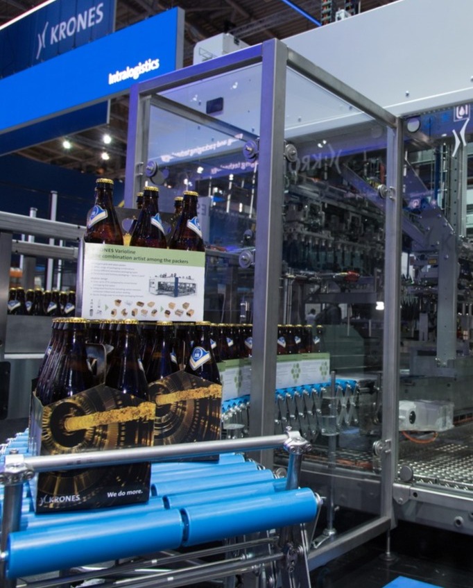KronesAG's tweet photo. It's the combination artist among the packaging lines.π©βπ¨ It's flexible system processes over 20 packaging combinations on one machine. It meets the demands of beverage & food producers for variety with ease. May I present? Our #Variolineπ #Krones #KronesAG #GermanBlingBling https://t.co/NLeK7cUTvQ