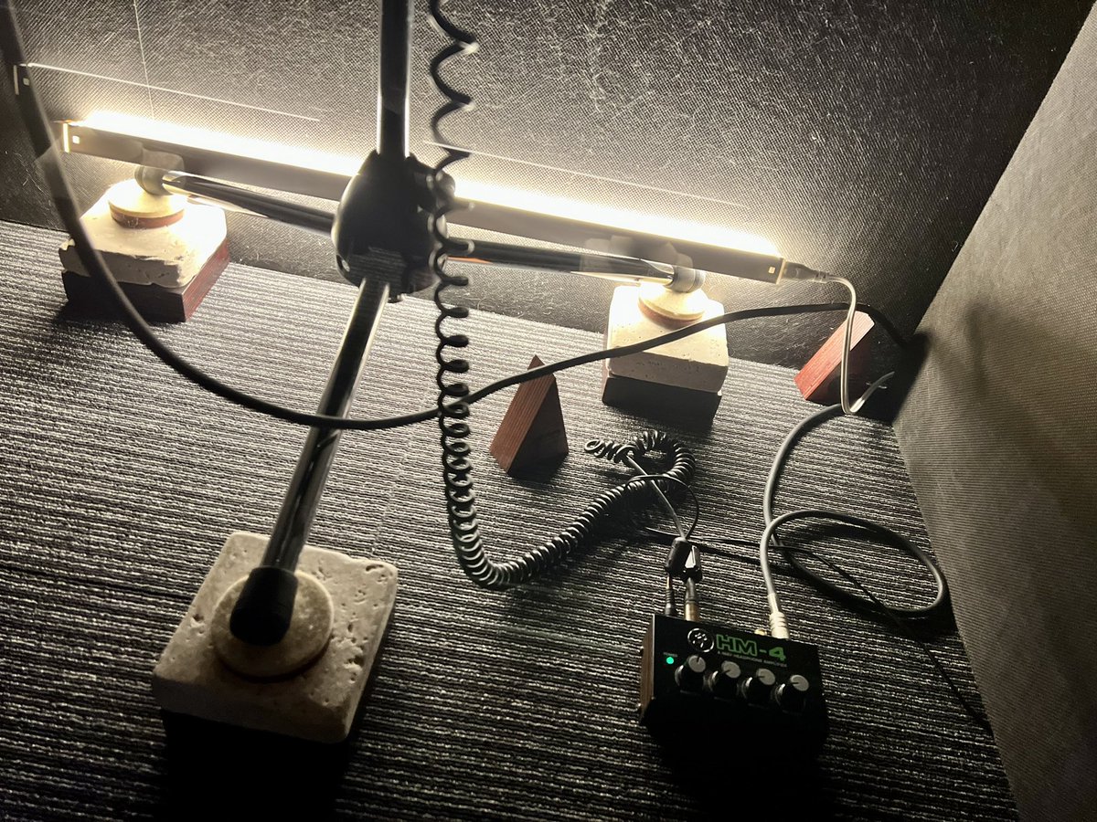 DJ_SWING_JPN's tweet photo. 本日のレコーディングでも @Quantum_AA のアイテムが大活躍。マイクスタンドの下にWoodyVibeBoardSquareSEとTravertineVibeBoard、マイクケーブルを浮かすのにCableIsolatorFB、オーディオインターフェイスであるApolloTwinXのケーブル接続部にQuantumVibeSheetで音の抜け抜群https://t.co/DS3GjJZcMK https://t.co/RoOwml6R02
