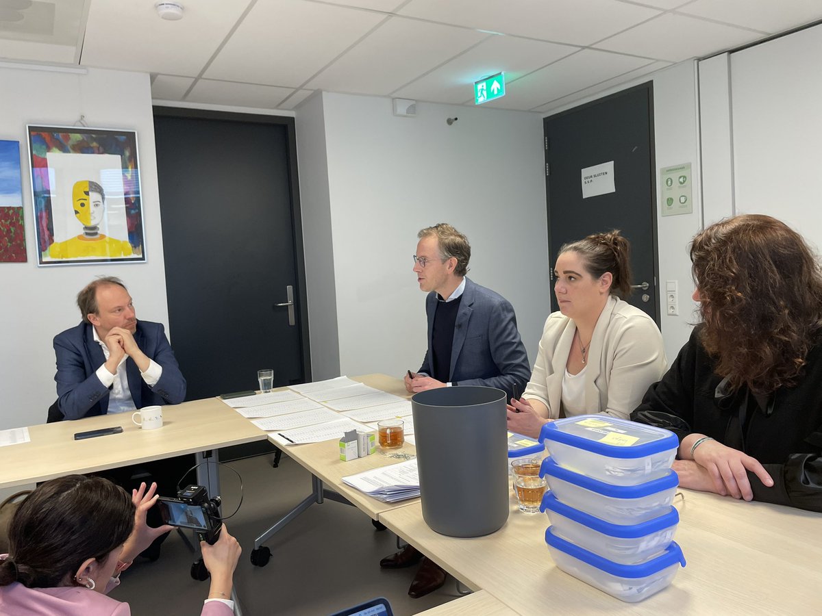 Notaris Joost vd Meer start de loting met een korte toelichting. Vertegenwoordigers van de scholen, besturen en gemeente volgen het proces kritisch. Ook aanwezig is <a href="/rtvutrecht/">RTV Utrecht</a> voor een reportage.