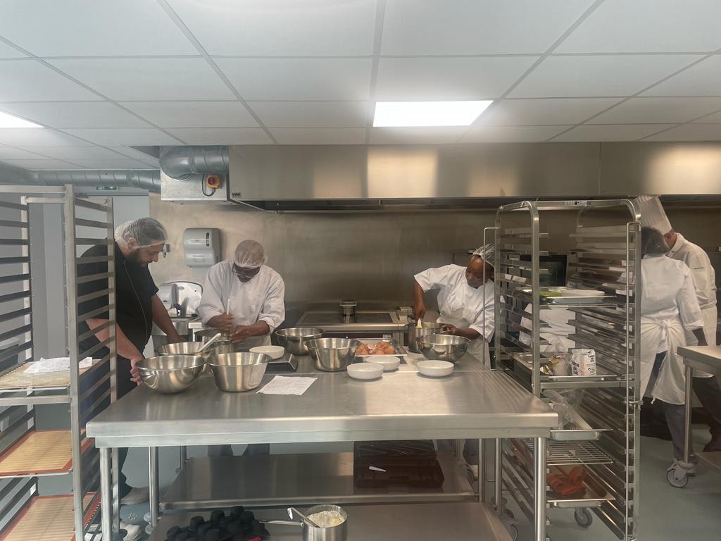 AureliePellardi's tweet photo. Première fournée de stagiaires en POE au LAB culinaire chez les @LesDetermines avec @poleemploi_IDF. CDI chez #leondebruxelles #domaineducentaure #sogeres @valdoise. #teamPEIDF @mousscama @JeanPhi99234016 @DGiraux @Nadine_CRINIER https://t.co/S8maA6FhqU