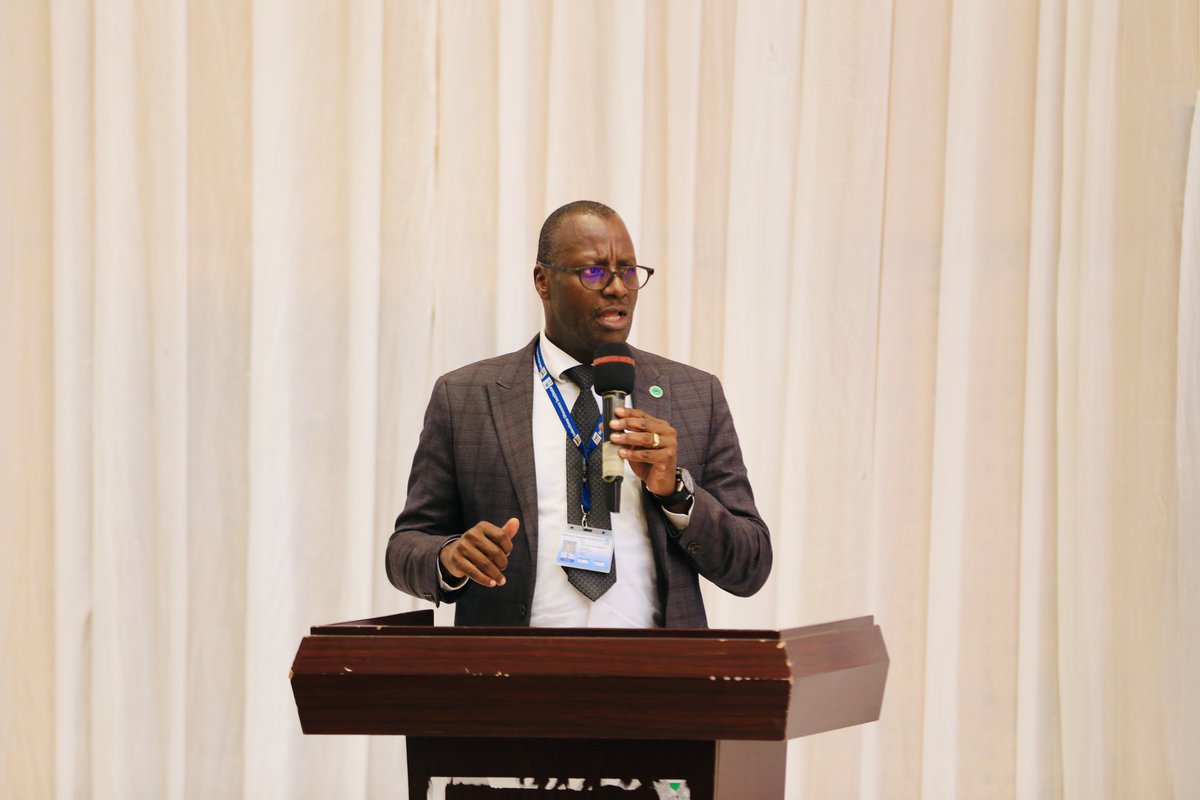 Linda_Atu's tweet photo. At the recently concluded #APCCA, Dr @akambugu ED of @IDIMakerere asked young healthcare professionals & students to pledge to do better than AI in providing standard patient care on the African continent.
I’m delighted to have been present to share my passion towards this cause. https://t.co/fC6NQmPJzq