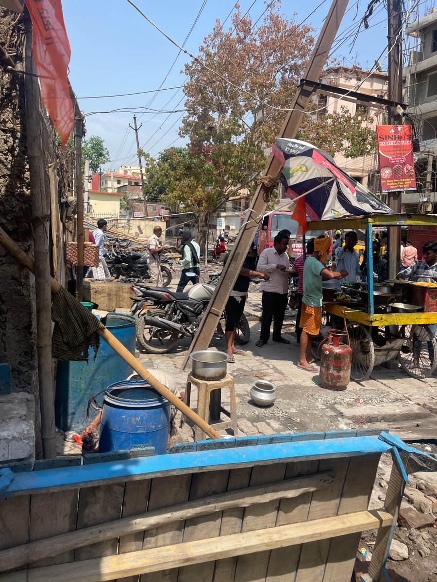 Priyamwad's tweet photo. @PMCBihar east gate of IGIMS sheikhpura bagicha everytime encroachment is removed and after a few hours or after one day once again they start making it @yadavtejashwi @NitishKumar https://t.co/5hMfj7kwnF