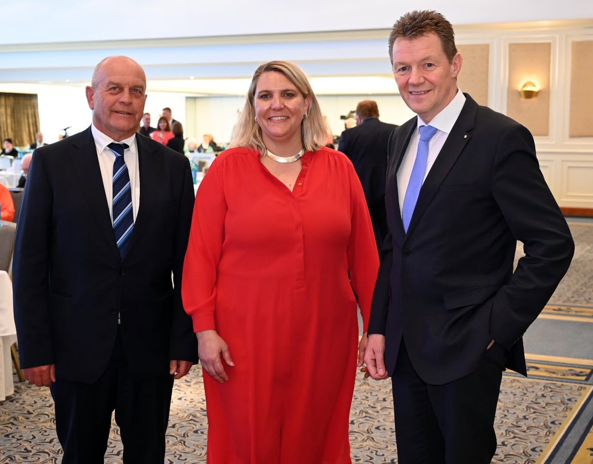 Dr. Holger Seib, #KZVWL, wurde zum Vorsitzenden der Vertreterversammlung der @kzbv gewählt. Meike Gorski-Goebel, KZV Sachsen, und Dr. Jürgen Welsch, KZV Bayerns, sind die stellvertretenden Vorsitzenden für die 16. Legislaturperiode (v.r.n.l.). Foto: KZBV #standespolitik #ehrenamt