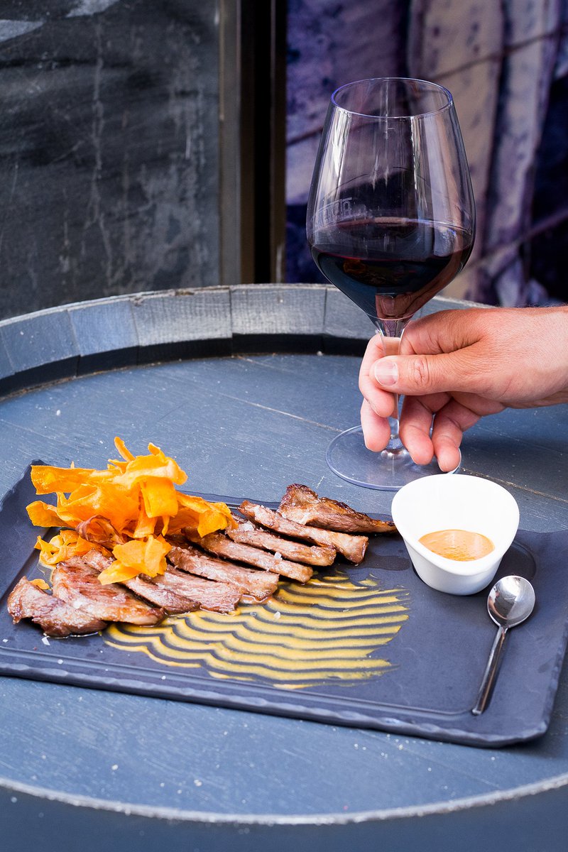 Un plato que vas a disfrutar muchísimo en tu visita a La Bien Pagá,  Abanico ibérico de bellota, crema de boniato y mojo picón.