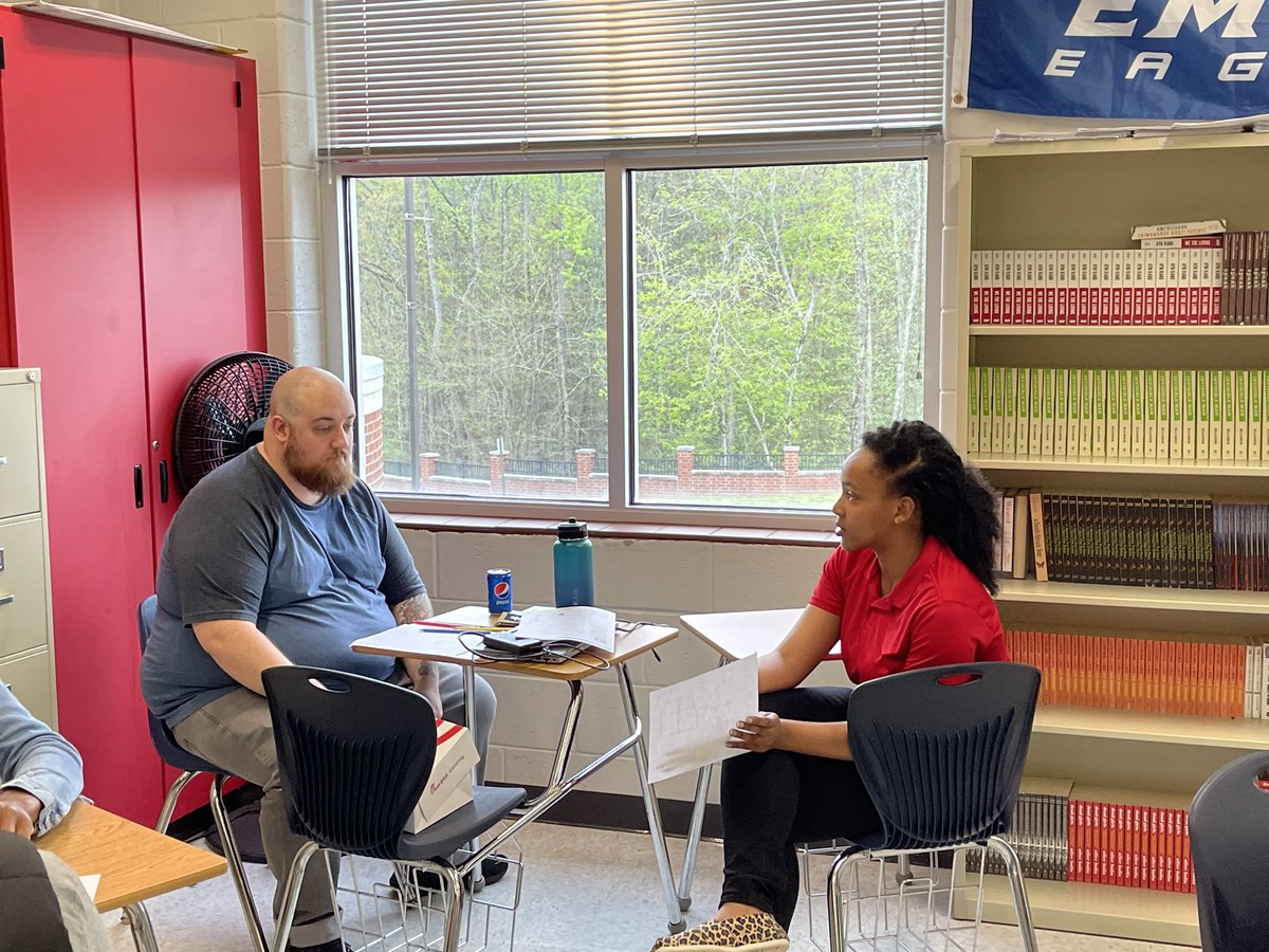 CassandraVJames's tweet image. Modeling/ Perfect Practice (PLC in Classroom Mode) - The American Lit participates in a Book Cover Summarizing Activity (RL2) before diving into writing their alternative endings to The Story of an Hour (W3). We certainly had some colorful endings! #bigrock2 #tier1instruction