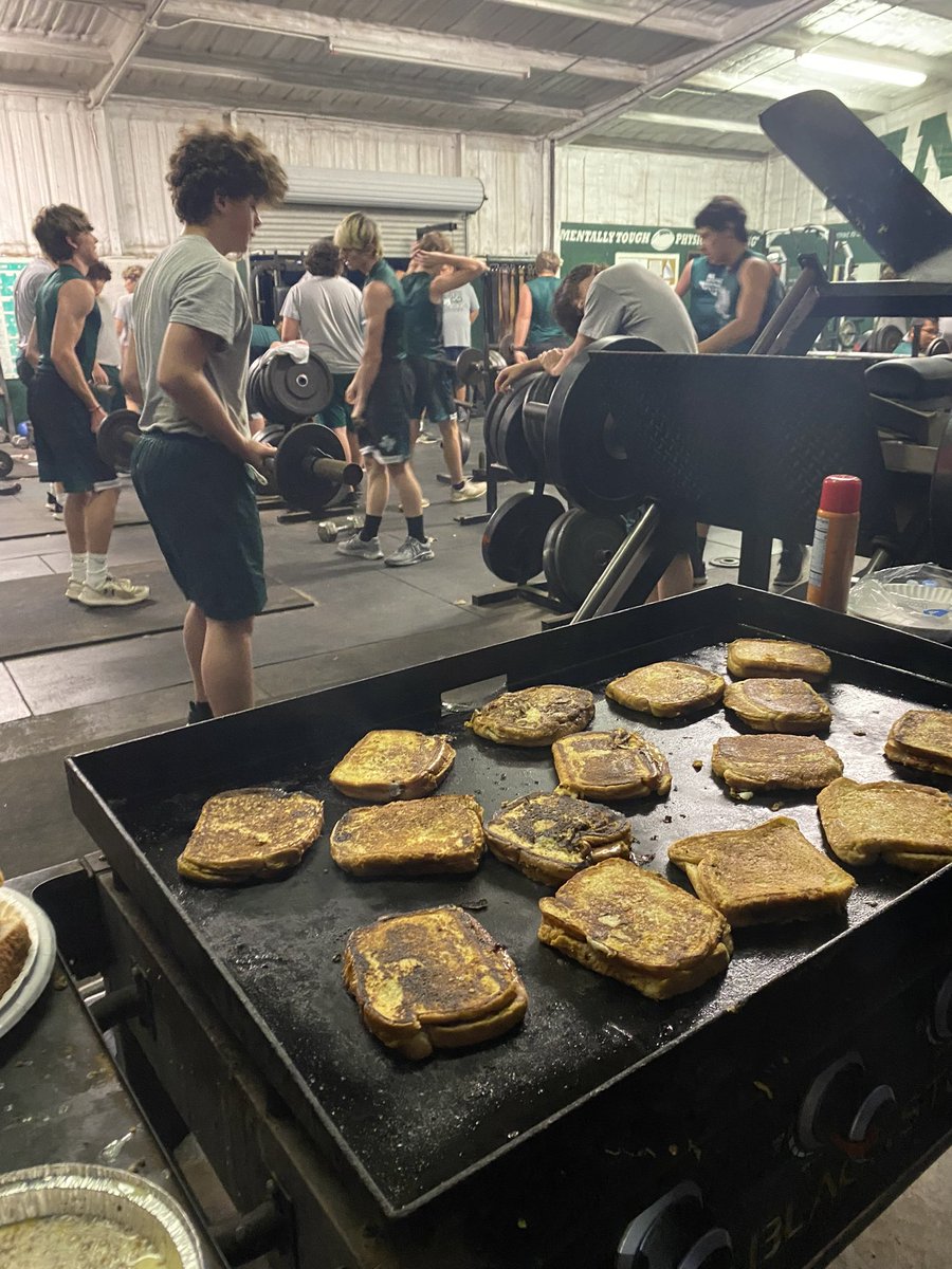 6:45 am weights on meet day followed by pb&amp;j french toast for a protein packed breakfast!!! #E+R=O #AAAO