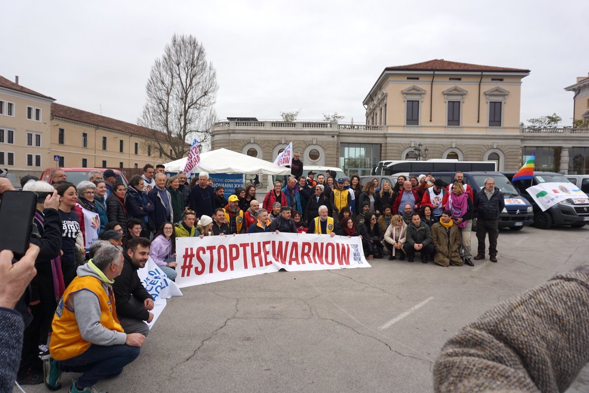🕊️ Carovana per la Pace: 150 volontari partiti, porteranno speranza e aiuti in #Ucraina 🇺🇦 Unisciti a noi nel sostenere la nonviolenza e la fratellanza tra i popoli! 💙💛  #CarovanaPerLaPace #StopTheWarNow 🌍