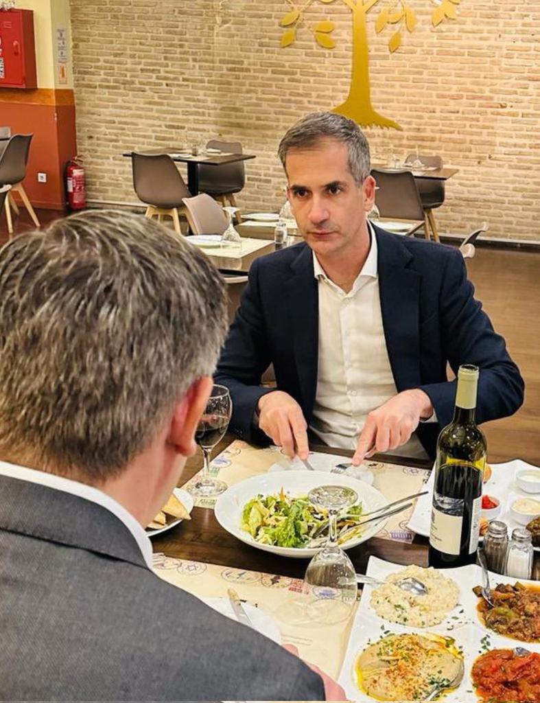 o_kanivalos's tweet photo. Αν είσαι φυσιογνωμιστής δεν γελάς τόσο με το άδειο πιάτο, όσο με τη φάτσα και το βλέμμα που παραπέμπουν σε γελάδι με σπογγώδη εγκεφαλοπάθεια
#μπακογιαννης
#mafia_state https://t.co/5KjyEWwgWt
