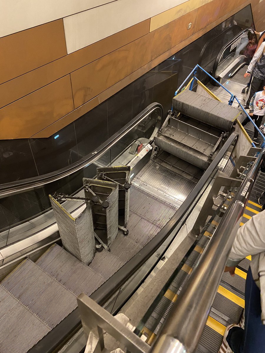 markandrock's tweet photo. Todos los recursos que recibe diariamente @metrodesantiago y todavía no es capaz de reparar escalera mecánica de estación San Pablo que lleva semanas inhabilitadas.

#reclamo #metro #biobioradio @biobio https://t.co/V8o5uSXFhT