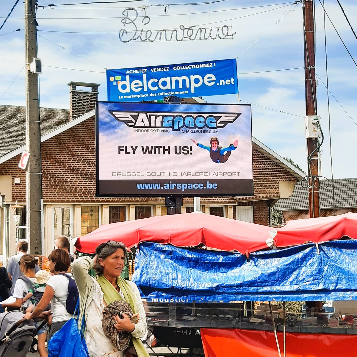 sdelcampe's tweet photo. Comme notre super Delcampeur Remy a appris que j'avais été triste de manquer la grande brocante de Temploux l'année passée 😭 ... il m'a envoyé les photos où on voit les affiches Delcampe un peu partout ! 🥰
#sebastiendelcampe #delcampe #temploux #brocantedetemploux https://t.co/HaQyVc42cD