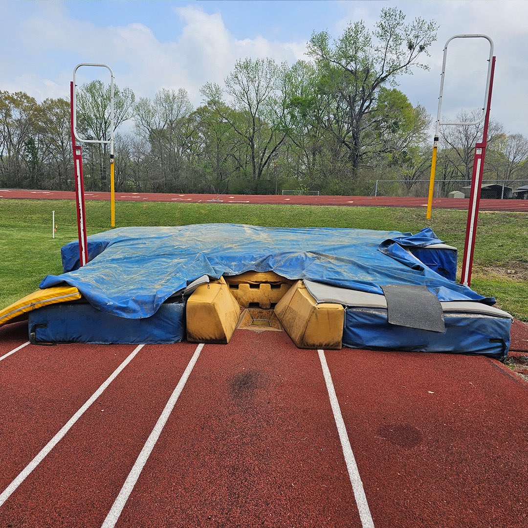 TrackBarnGuy's tweet image. Unsafe Landing areas make me nervous and there are a lot of programs out there that deserve to jump safely. For final options. Here is one example of how we can help you at @trackbarn Don’t forget to store those pits off season! #Texas #Oklahoma #Louisiana #Newmexico #Trackbarn