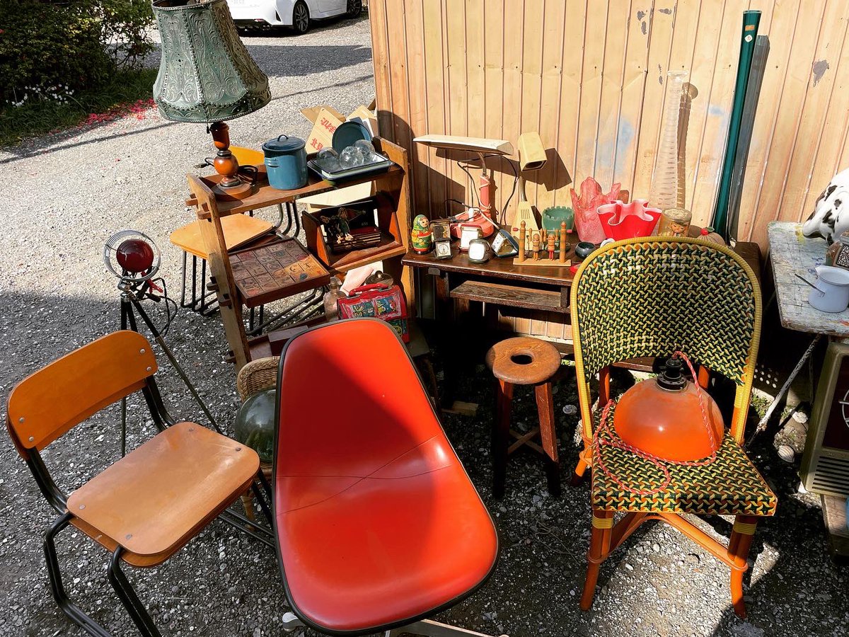 atptic's tweet photo. 新入荷です〜！

古い楔棚、辻木工社アームチェア、ハーマンミラー社のサイドシェルチェア、スクールチェア、ストローラッシ編みチェア、丸椅子等等の椅子各種、木製ラウンドテーブル、キャメルランプなどの照明各種、ヴィンテージフラワーベース各種、世界各国の雑貨、人形、オブジェ各種〜 https://t.co/7y1WSgozwf