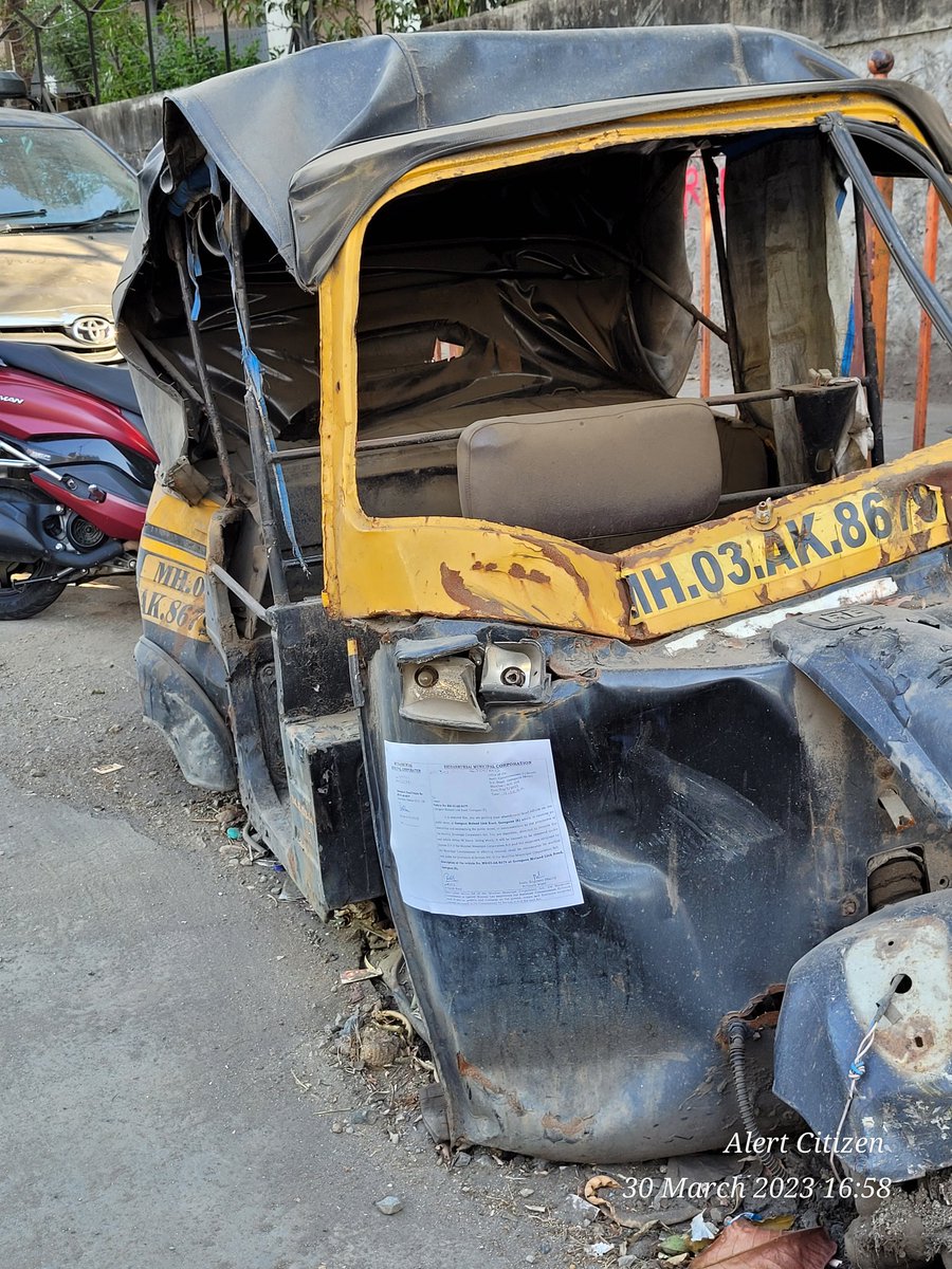 AlertCitizen5's tweet photo. @mybmcWardPS Six days passed to put up notice on this abandoned autorikshaw at Goregaon Mulund Link Road,  opp Pathak chawl/Iraniwadi, Goregaon (E).  When will be it removed as per prescribed norms  ? 
CC : @MTPHereToHelp 
@MNCDFbombay 

#MNCDFCollective 
#Removekhatara https://t.co/Z74B1NEFuQ